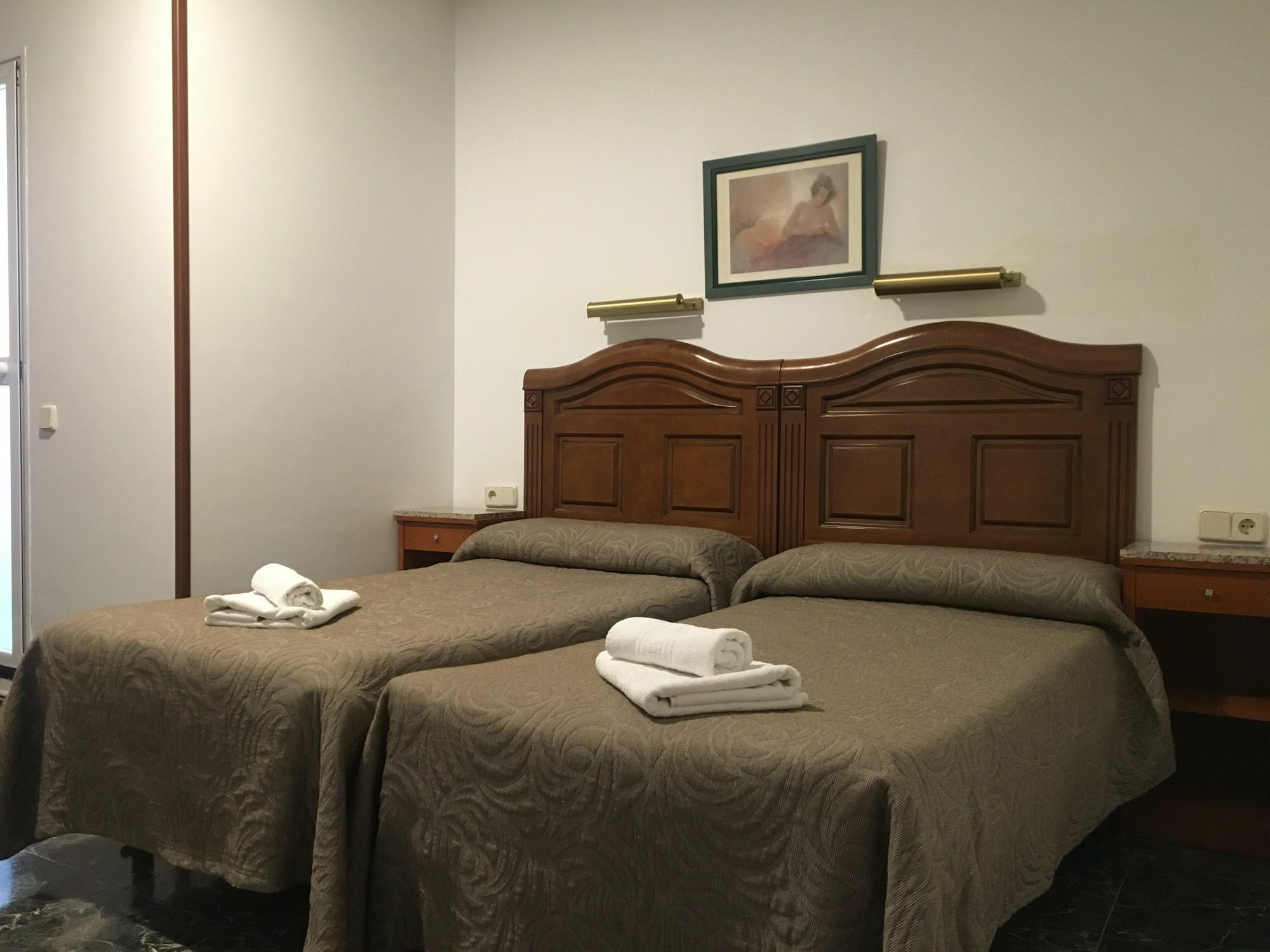 Hostal Conchita Legazpi Madrid Luaran gambar